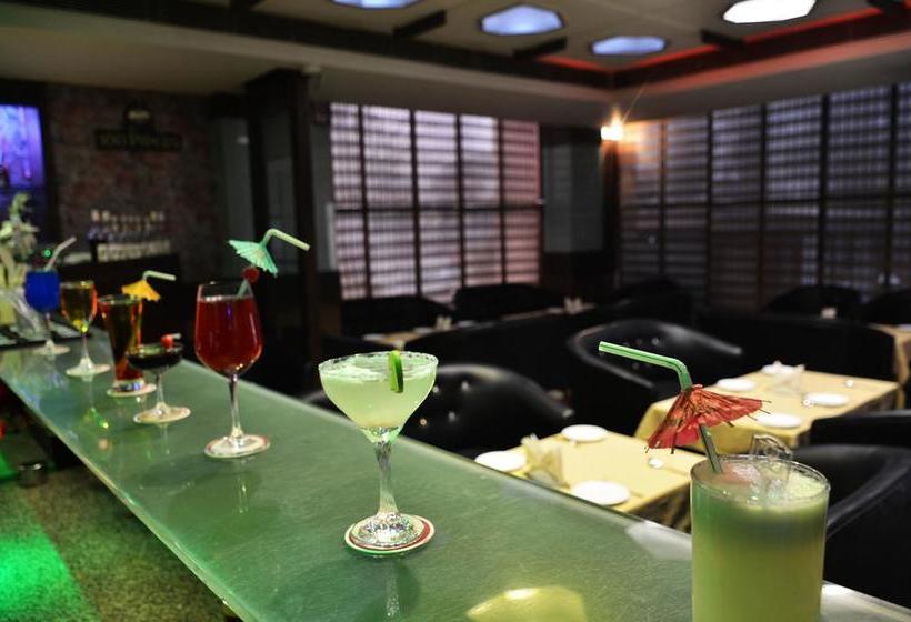 ホテル Ajuba Residency