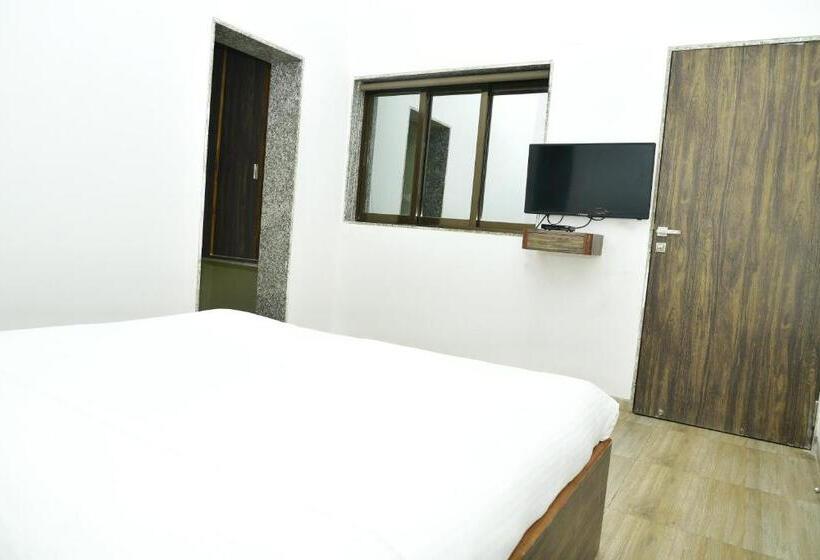 בית מלון כפרי Ambassador