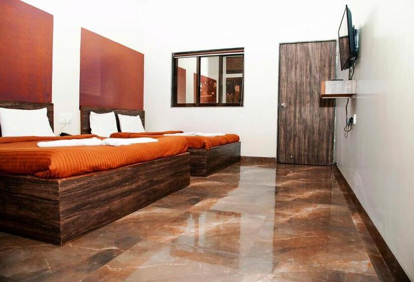 בית מלון כפרי Ambassador