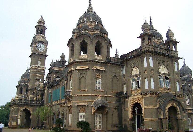 בית מלון כפרי Madhuri Executive