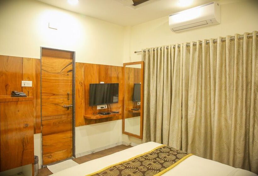 בית מלון כפרי Madhuri Executive