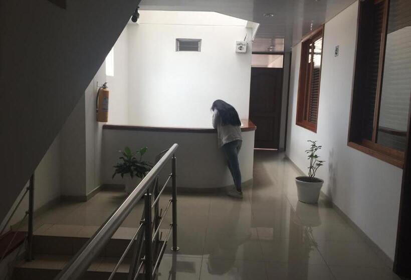 Отель Universal