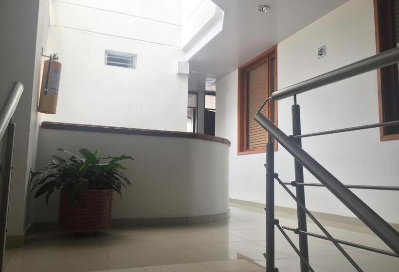 Отель Universal