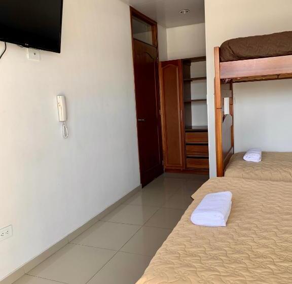 Отель Universal