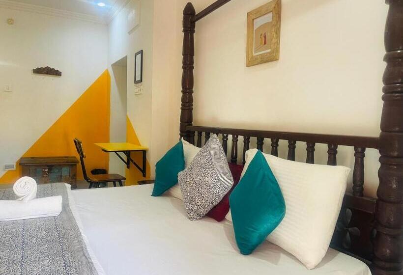 Jaisalmer Hostel Crowd