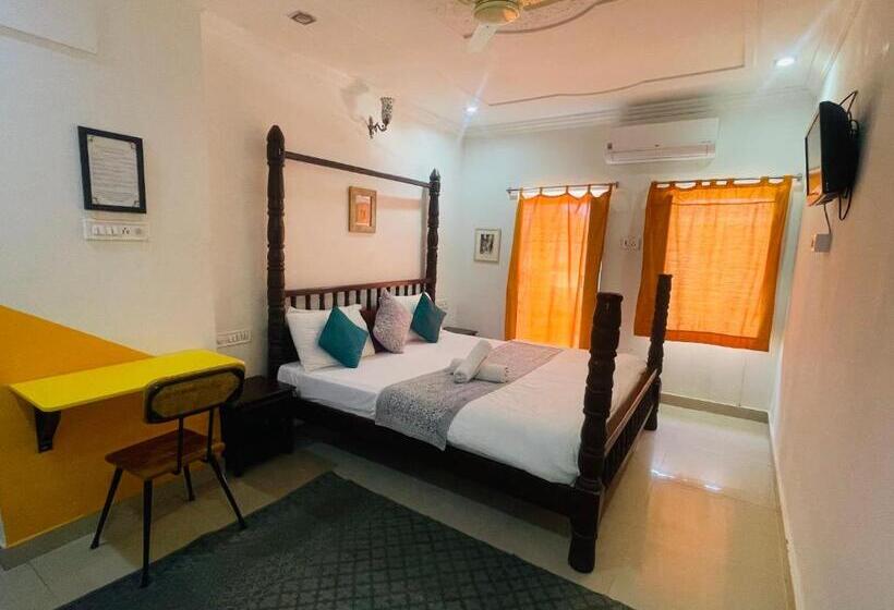 Jaisalmer Hostel Crowd