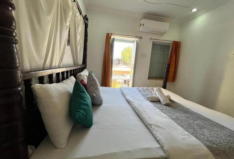 Jaisalmer Hostel Crowd