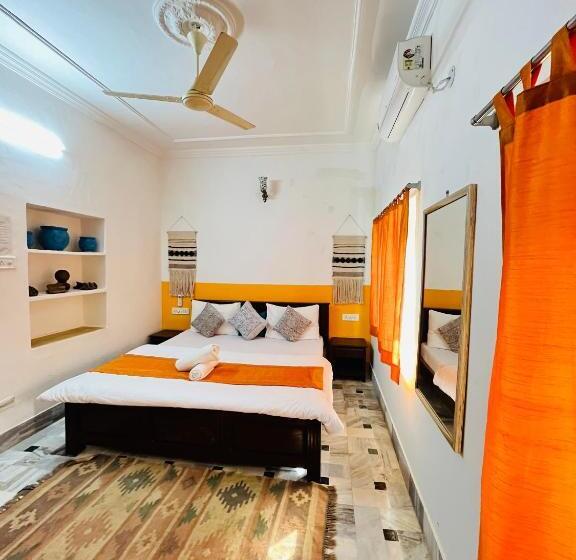 Jaisalmer Hostel Crowd