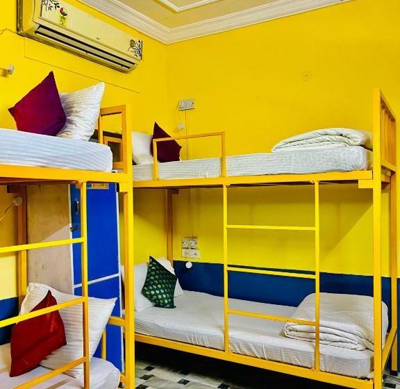 Jaisalmer Hostel Crowd