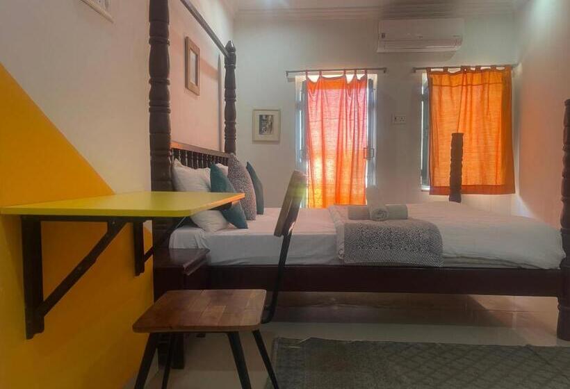 Jaisalmer Hostel Crowd