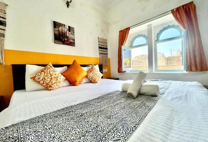 Jaisalmer Hostel Crowd