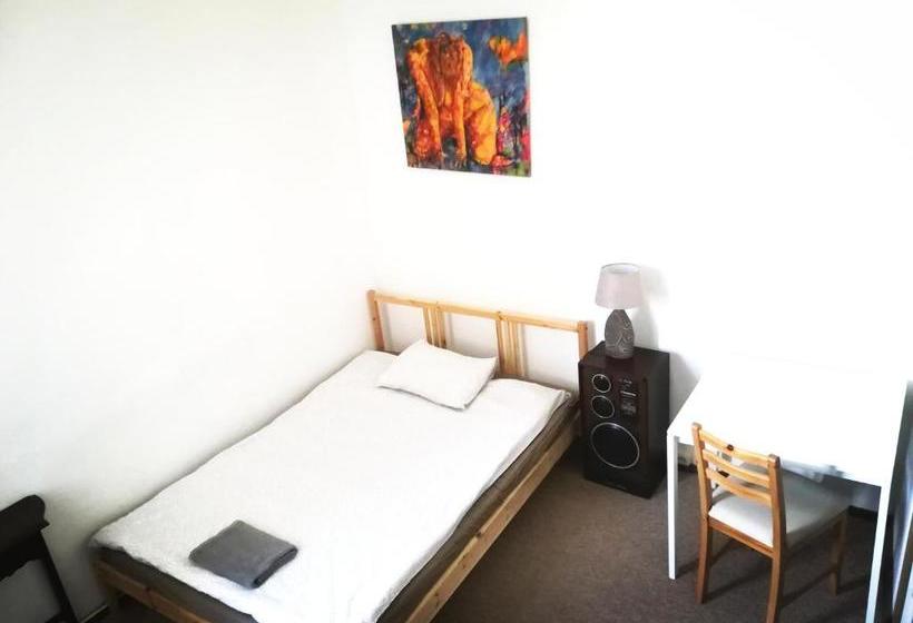 25 Hours Hostel