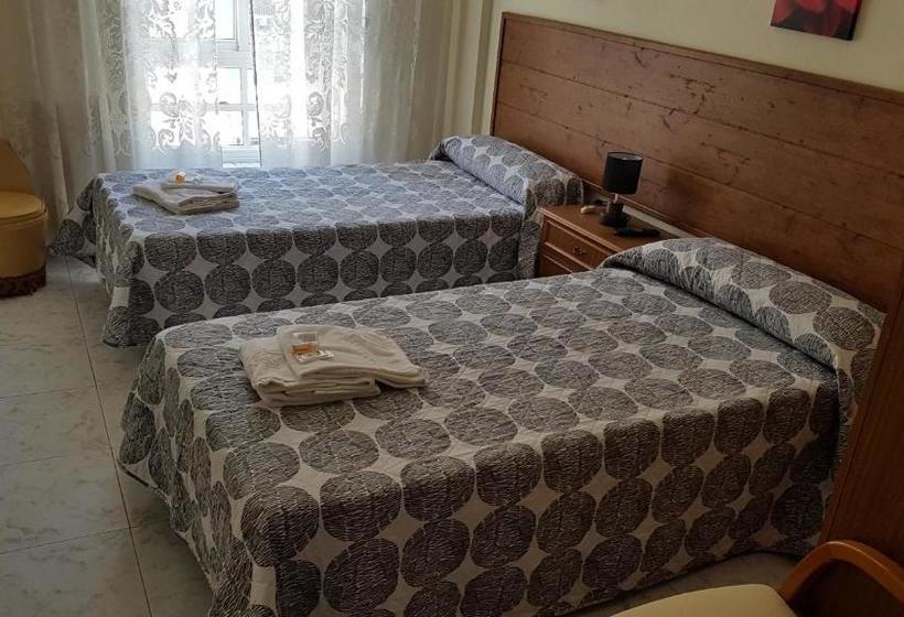 ユースホステル Hostal Costa Victoria