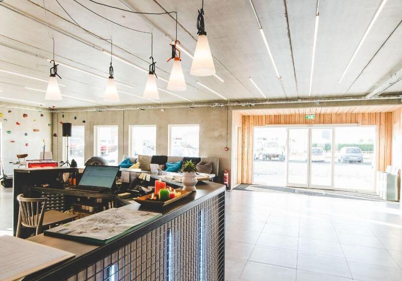 هاستل Midgard Base Camp