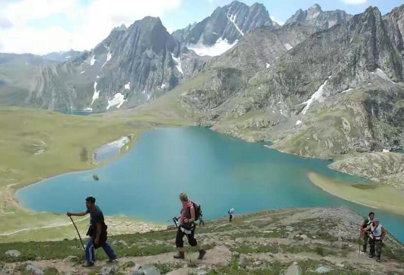 Bed and Breakfast House Boat New Pala Palace