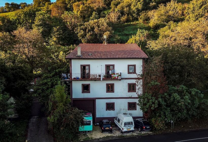 צימר Surf Camp San Sebastian Partyhostel