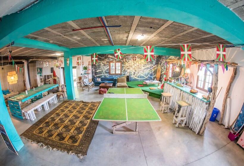 צימר Surf Camp San Sebastian Partyhostel