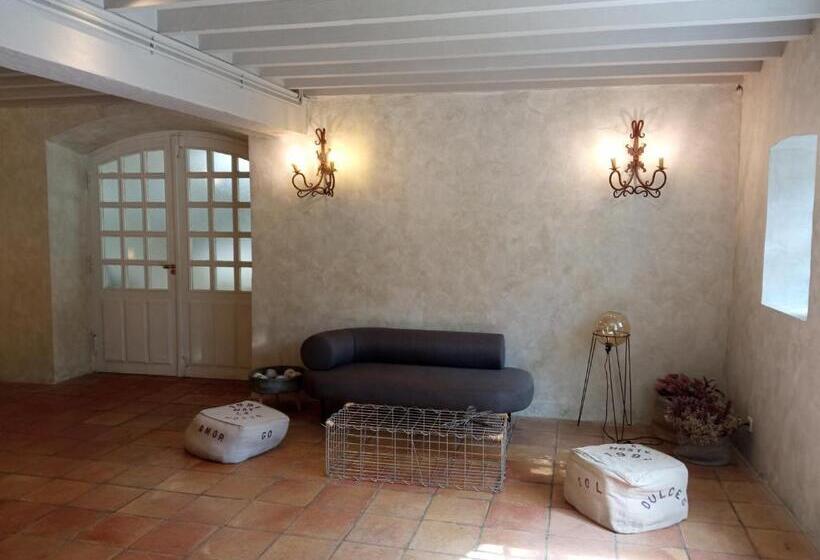 هتل Hosteria De Arnuero