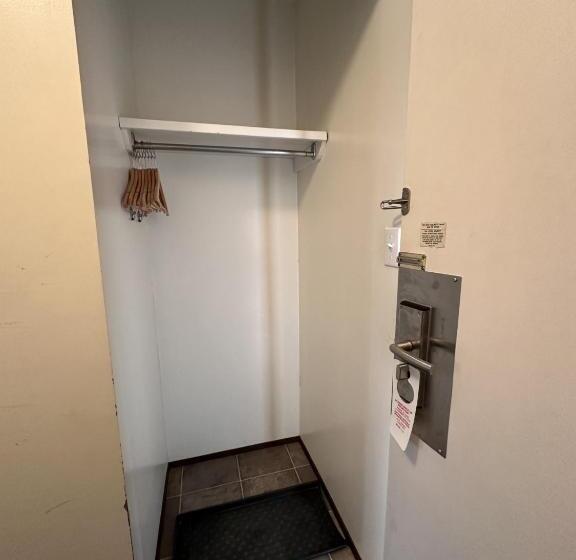 فندق على الطريق Howard Johnson By Wyndham Edson