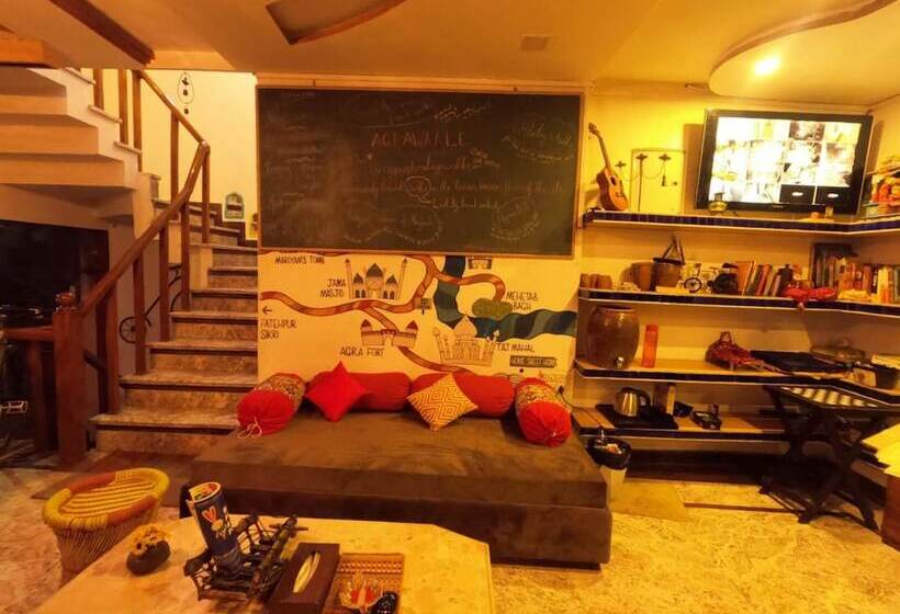 הוסטל Moustache Agra