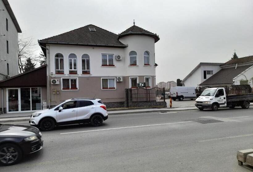 צימר Pensiunea Crown Royal