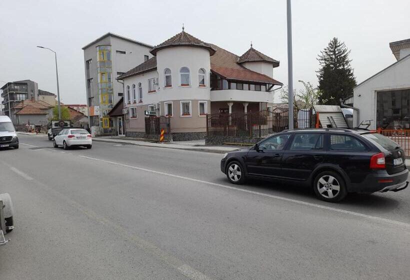 צימר Pensiunea Crown Royal