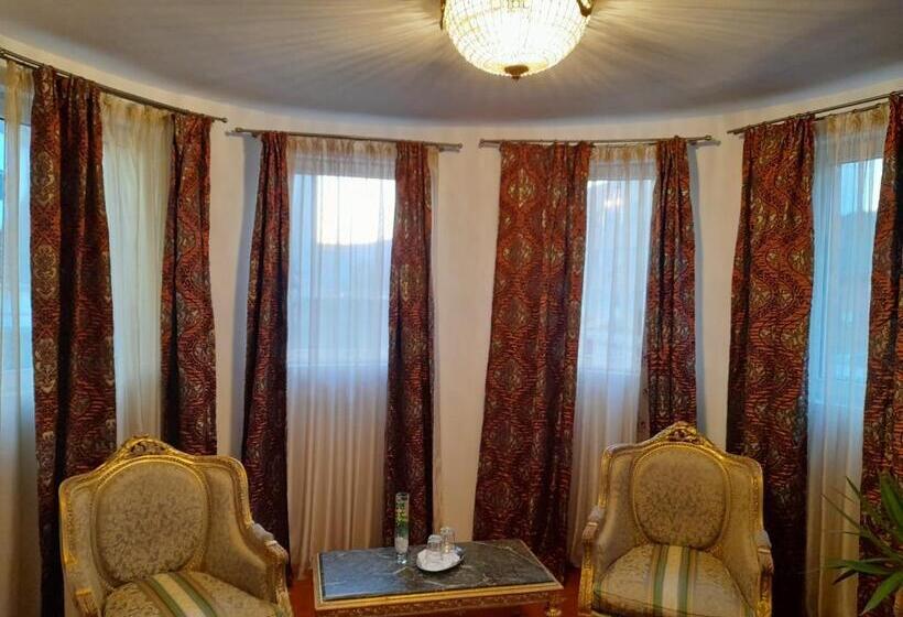 مبيت وإفطار Pensiunea Crown Royal