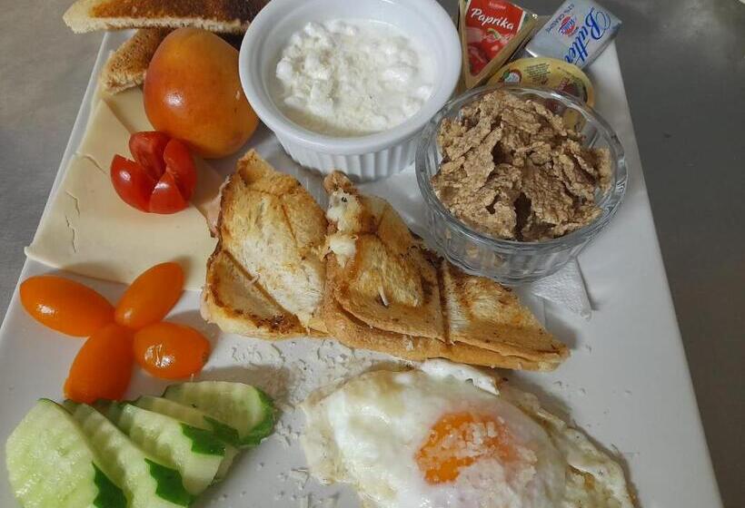 مبيت وإفطار Pensiunea Crown Royal