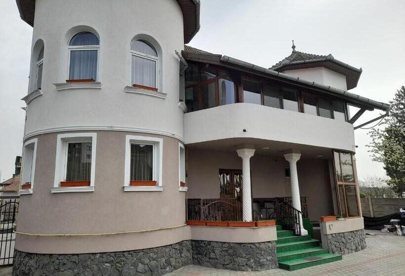 مبيت وإفطار Pensiunea Crown Royal