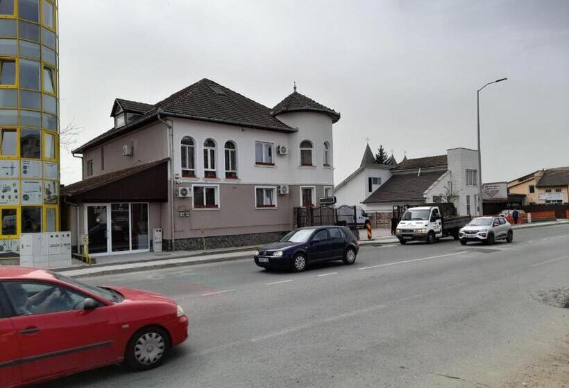 مبيت وإفطار Pensiunea Crown Royal