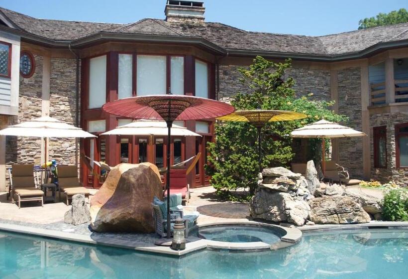 East Hampton Art House Bed And Breakfast