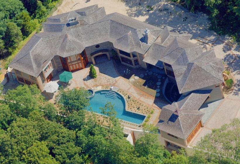 East Hampton Art House Bed And Breakfast