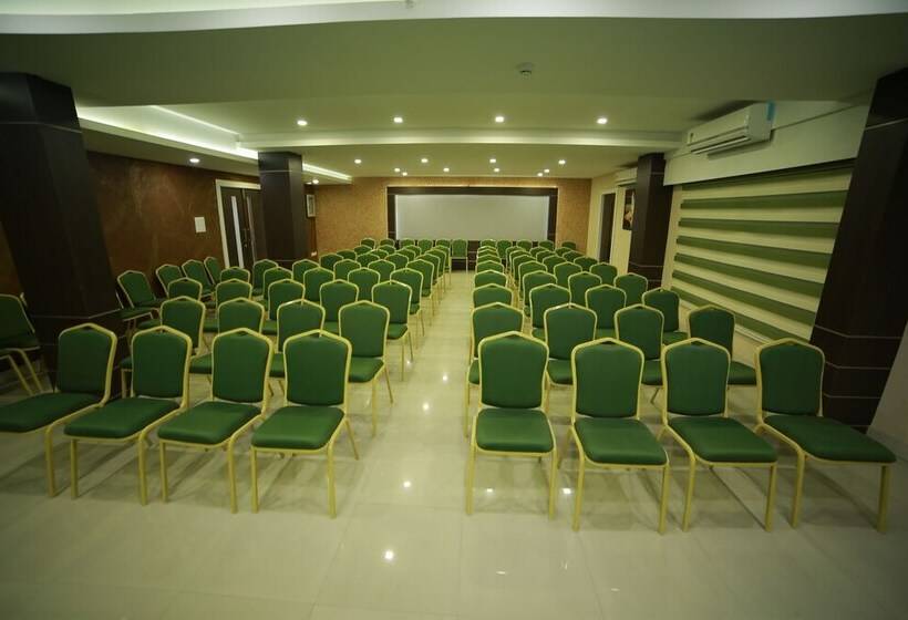 Курорт Nakshatra Emerald