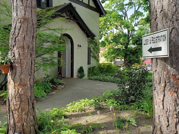 Bed and Breakfast Ivy Manor Inn Village Center