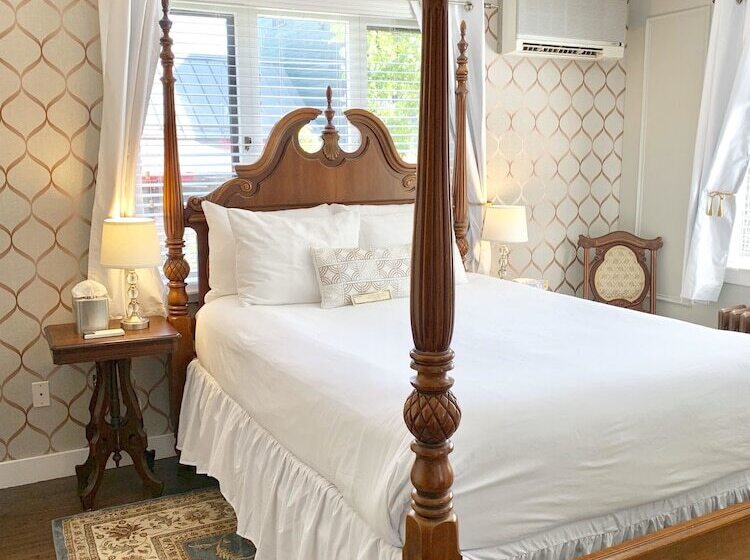 Bed and Breakfast Ivy Manor Inn Village Center