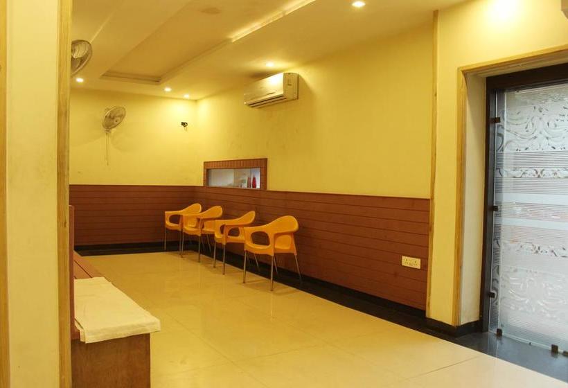 בית מלון כפרי Oyo Premium Agra Cantt Idgah Road