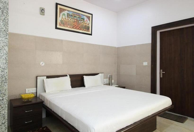 ホテル Spot On 38402 Rsp Royals Resort