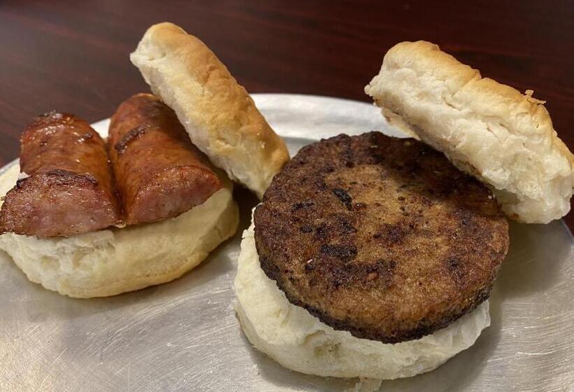 فندق The Inn On The River