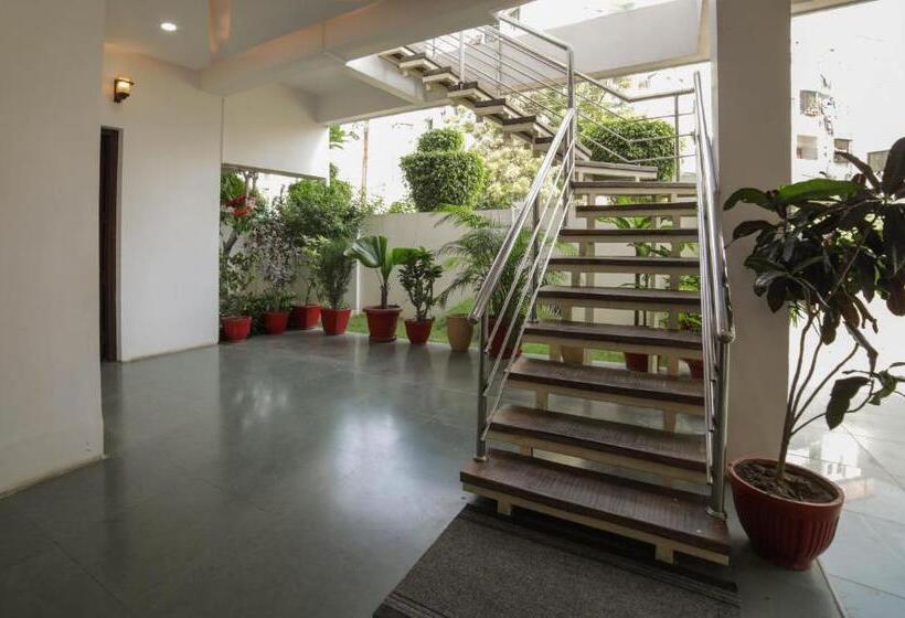 Отель Treebo Ivory House