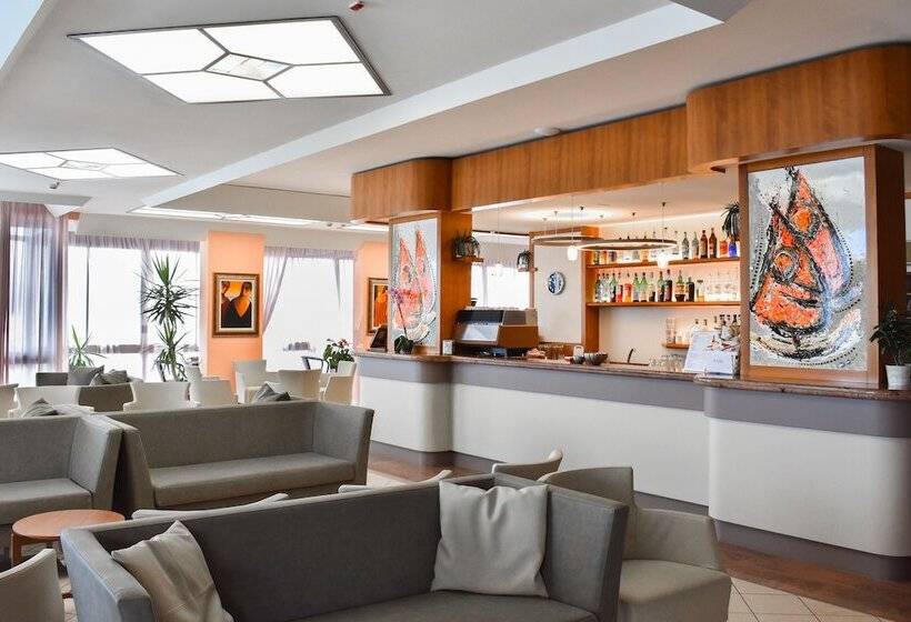 Отель Universal