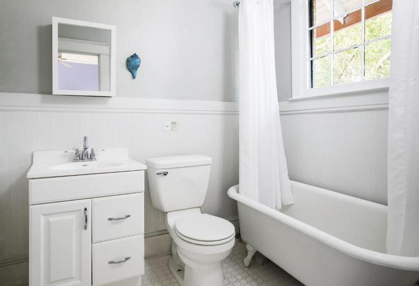 مبيت وإفطار Adora Inn