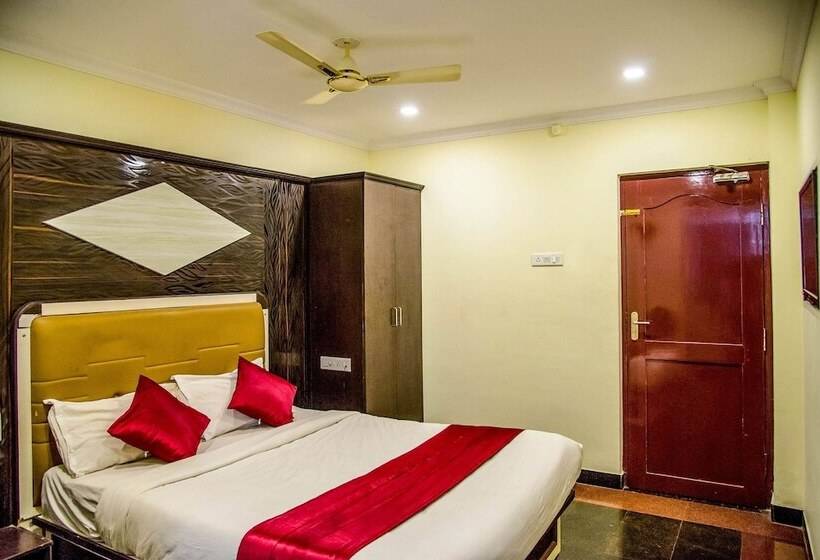 Отель Aakash Residency