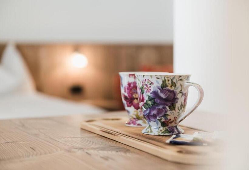 Отель Laguscei Dolomites Mountain