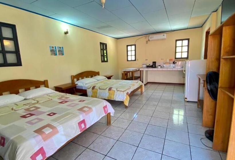 هتل Downtown Montezuma Hostel