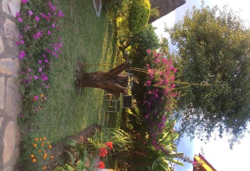 בית מלון כפרי Nyore Hillside Retreat