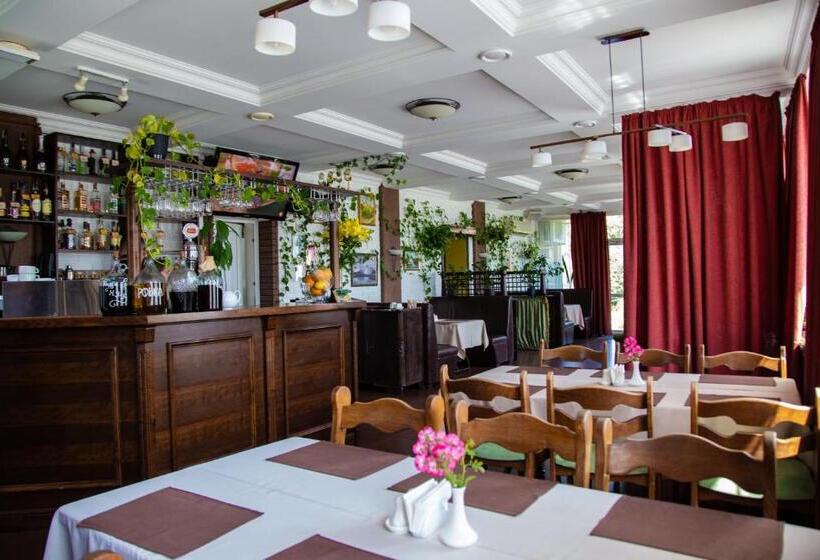 هتل Pivdenna Brama