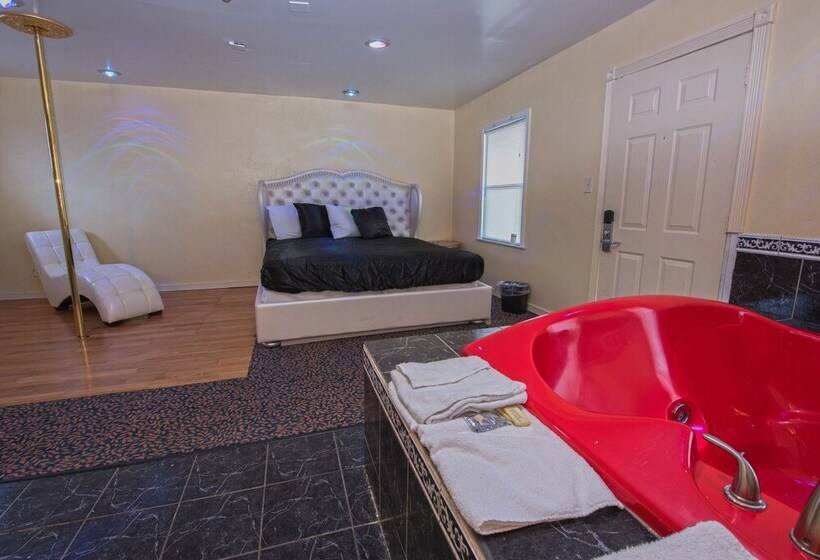 فندق على الطريق Presidential Inn & Suites