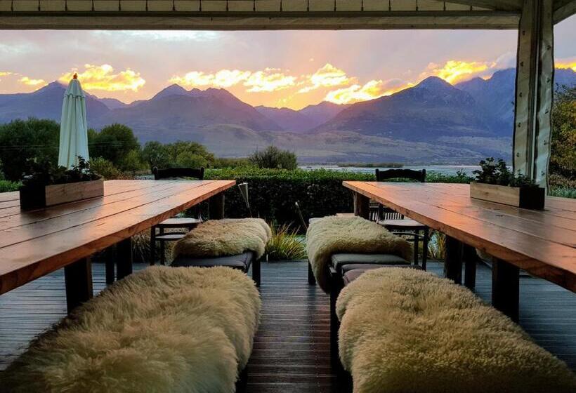 הוסטל Kinloch Wilderness Retreat