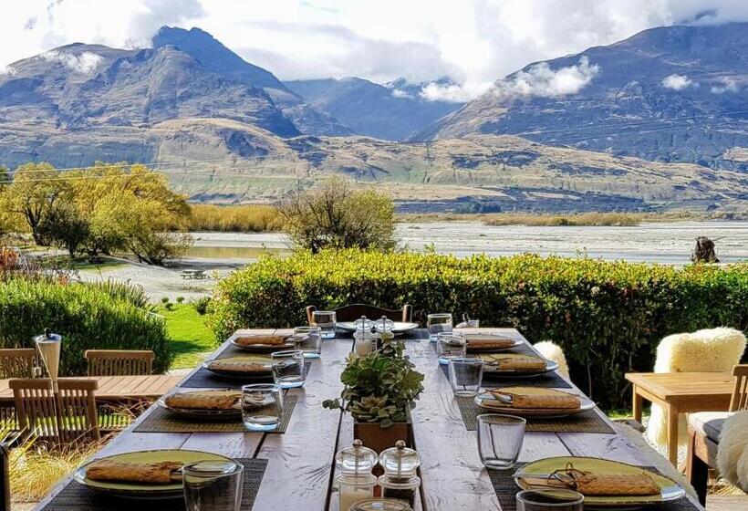 הוסטל Kinloch Wilderness Retreat