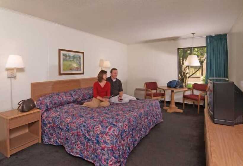 Отель Econo Lodge